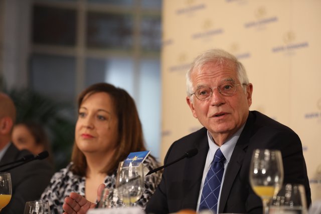 La presidenta del Grupo de la Alianza Progresista de Socialistas y Demócratas en el Parlamento Europeo, Iratxe García (i) y el ministro de Asuntos Exteriores, Josep Borrell, (d) durante su intervención en un desayuno informativo.