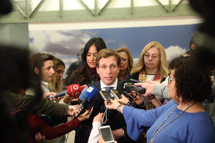 El alcalde de Madrid, José Luis Martínez-Almeida, comparece ante los medios de comunicación junto a la vicealcaldesa de la capital, Begoña Villacís, y la portavoz municipal, Inmaculada Sanz.