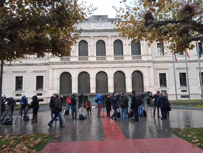 Los medips de comunicación a la puerta de la Audiencia Provincial de Burgos donde se celebra el Juicio contra los exjugadores de La Arandina.