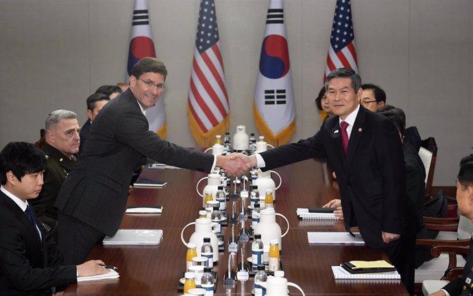 El secretario de Defensa de Estados Unidos, Mark Esper, con el ministro de Defensa de Corea del Sur, Jeong Kyeong Doo