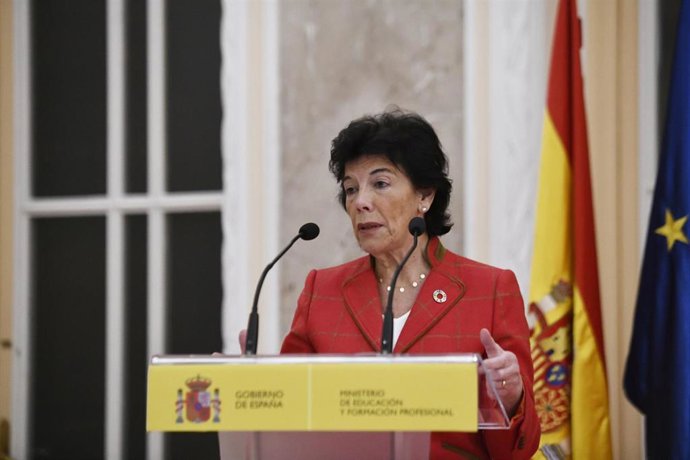 La portavoz del Goibierno y ministra de Educación y Formación Profesional en funciones, Isabel Celaá, durante su intervención en el recibimiento a los estudiantes premiados en las Olimpiadas Científicas, en Madrid (España), a 18 de noviembre de 2019.