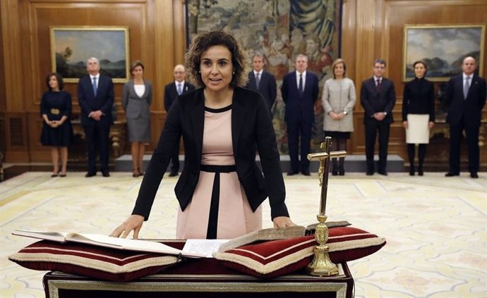 Ministra de Sanidad, Servicios Sociales e Igualdad, Dolors Monserrat, durante la jura del cargo ante el Rey