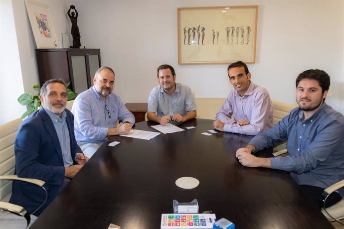 El Ayuntamiento de Marratxí y la UIB en la firma del convenio.