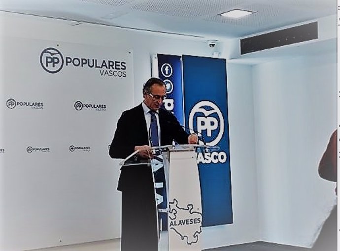El presidente del PP vasco, Alfonso Alonso, en rueda de prensa en Vitoria