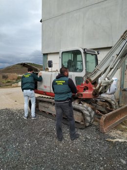La máquina excavadora.