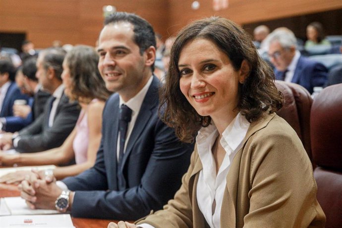El vicepresidente y la presidenta de la Comunidad de Madrid, Ignacio Aguado e Isabel Díaz Ayuso, sentados en sus escaños durante una sesión plenaria en Madrid (España), a 3 de octubre de 2019.