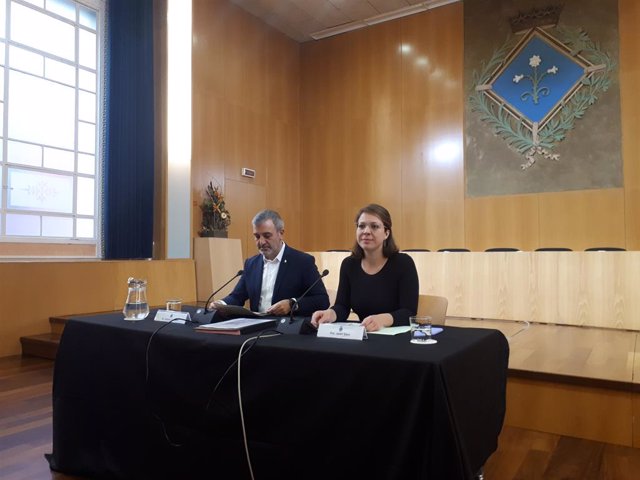 El primer teniente de alcalde de Barcelona, Jaume Collboni, y la teniente de alcalde de Urbanismo, Janet Sanz.