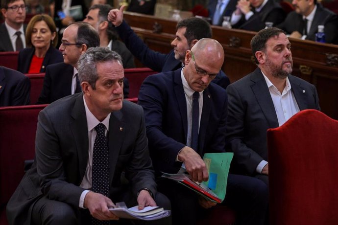 Els líders independentistes, l'exvicepresident de la Generalitat Oriol Junqueras (d); l'exconseller d'Afers Exteriors Raül Romeva (c) i l'exconseller d'Interior Joaquim Forn (i), amb la resta dels acusats pel procés sobiranista.