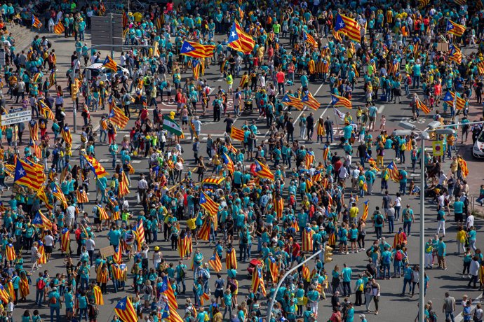 Cientos de personas con banderas de la estelada (bandera independentista catalana)  acuden a la  manifestación convocada por la Asamblea Nacional Catalana (ANC), Barcelona (España) a 11 de septiembre de 2019.