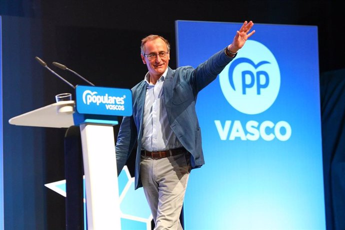 El presidente del PP, Pablo Casado, junto al presidente del PP en Euskadi, Alfonso Alonso, en la clausura de la convención del PP vasco en el Palacio de Congresos Europa de Vitoria.