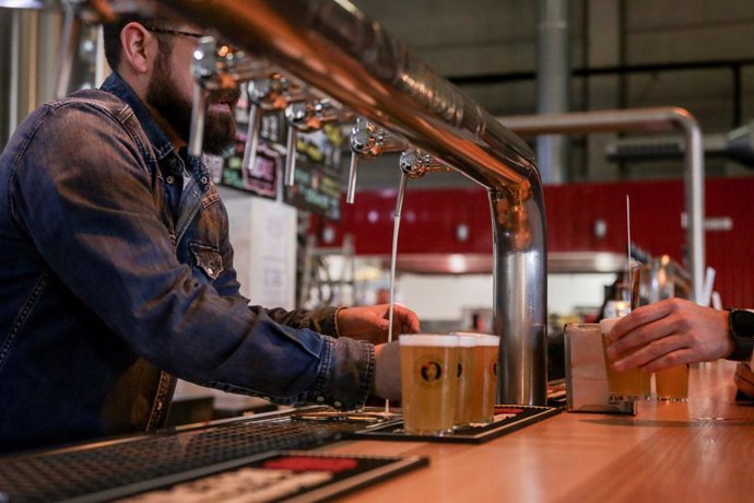 Un camarero tirando cerveza en la fábrica de cerveza artesanal 'La Virgen', en Las Rozas (Madrid, España), a 9 de noviembre de 2019.