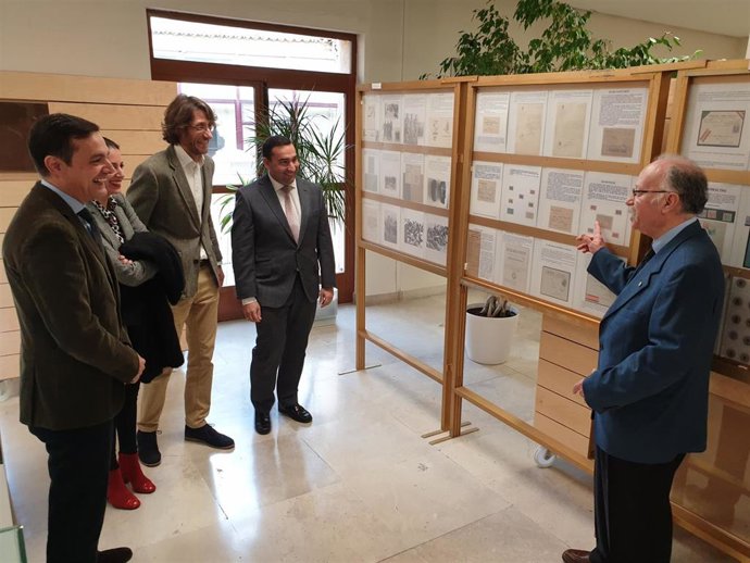 El coleccionista José Luis Rodríguez Argüeso (derecha) muestra los fondos de la exposición 'Economía y Guerra Civil' en el Archivo Provincial de Salamanca.