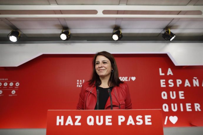 La vicesecretaria general del Partido Socialista, Adriana Lastra, ofrece declaraciones a los medios de comunicación en la sede de Ferraz, para valorar el barómetro del CIS sobre las elecciones del 28 de abril.