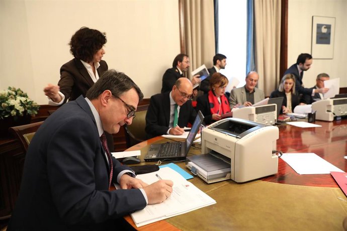 El portavoz del PNV (Partido Nacionalista Vasco) en el Congreso de los Diputados, Aitor Esteban firma su acta de parlamentario en el Congreso de los Diputados, en Madrid ,, a 21 de noveimbre de 2019.