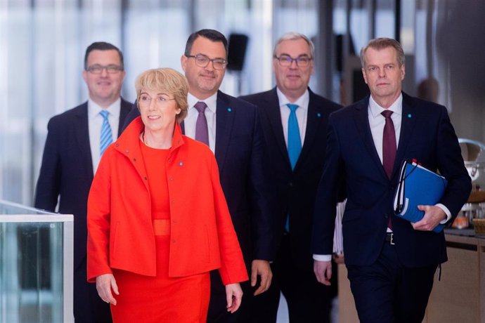 21 November 2019, Essen: Thyssenkrupp's new Executive Board Chairman Martina Merz attends the balance sheet press conference with her Executive Board colleagues Oliver Burkhard (2nd ), Johannes Dietsch (2nd L) and Klaus Keysberg, Group spokesman Christo