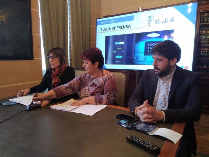 Imagen de la presentación de Segojazz 2019, con la presencia de izquierda a derecha de la concejal de Cultura del Ayuntmaientod e Segovia, Gina Aguiar, la alcaldesa de la localidad, Clara Luquero y el coordinador de Segojazz, Antonio García.