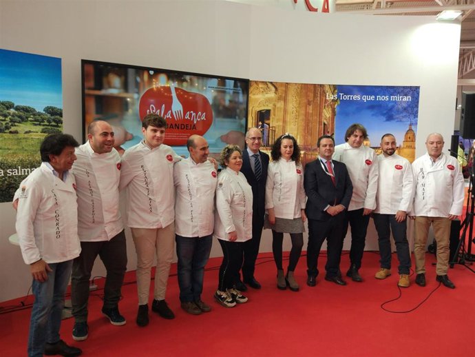 El presidente de la Diputación de Salamanca, Javier Iglesias, (centro) junto a los hosteleros que se incoporan a 'Salamanca en Bandeja' en Intur.