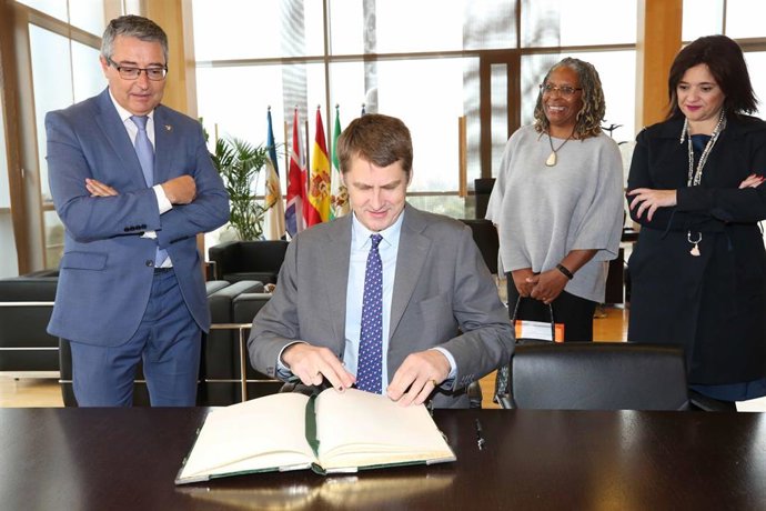 El embajador de Reino Unido en España, Hugh Elliot, visita la Diputación de Málaga y se reúne con el presidente, Francisco Salado.