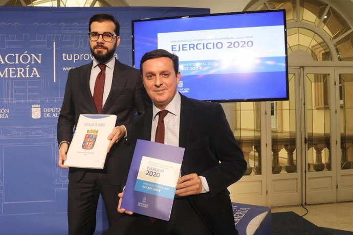 Javier Aureliano García junto al diputado Álvaro Izquierdo exhibe el proyecto de presupuesto de la Diputación Provincial