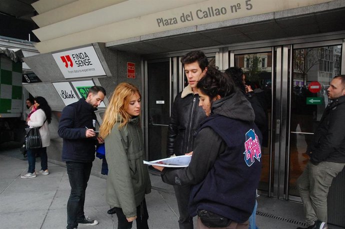 Una patrulla de sensibilización de Recicla La Noche.