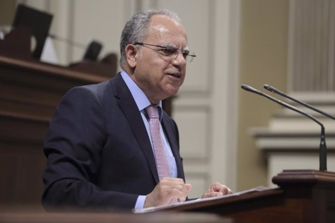 Casimiro Curbelo (ASG) en el atril del Parlamento de Canarias