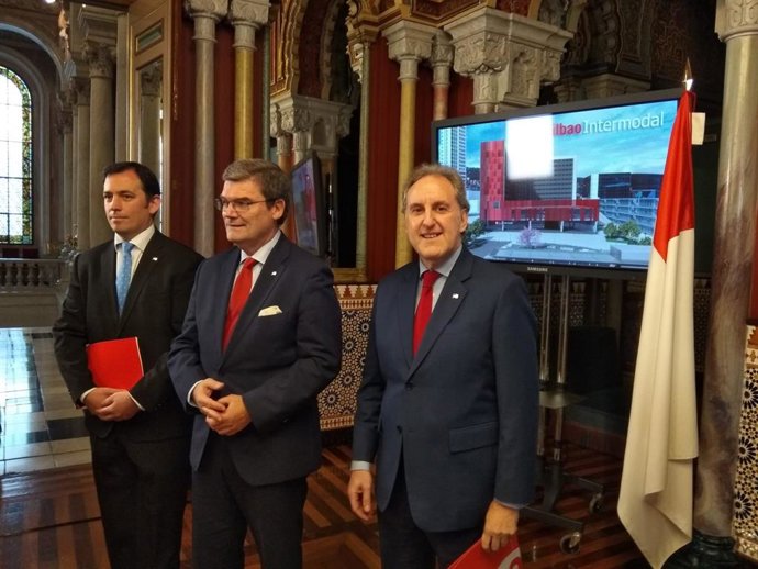 El alcalde de Bilbao, Juan Mari Aburto, y los concejales de Obras y Planificación Urbana, Asier Abaunza, y de Movilidad y Sostenibilidad, Alfonso Gil, presentan los detalles de la puesta en servicio de la nueva estación intermodal.