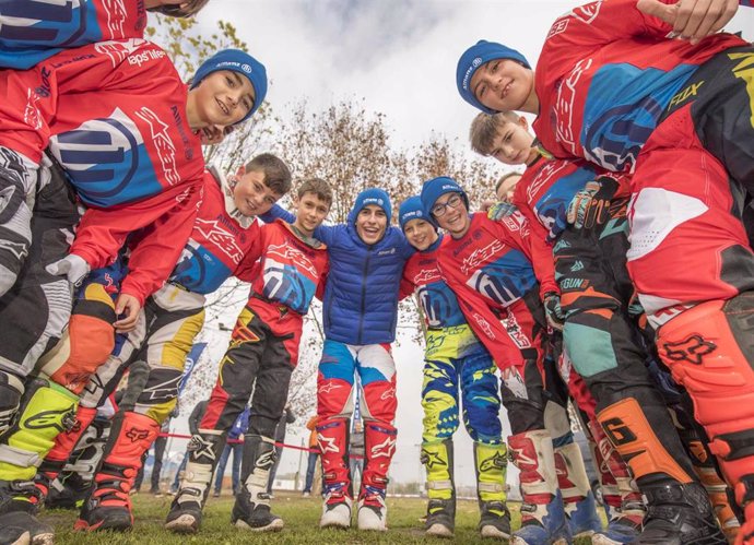 El piloto Marc Márquez con los alumnos del Allianz Junior Motor Camp 2018