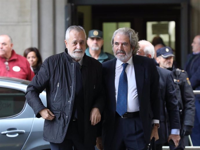 El ex-presidente de la Junta de Andalucía, José Antonio Griñán (c), a su llegada al juicio del caso ERE en la Audiciencia Provincial.  Sevilla, a 19 de noviembre del 2019.