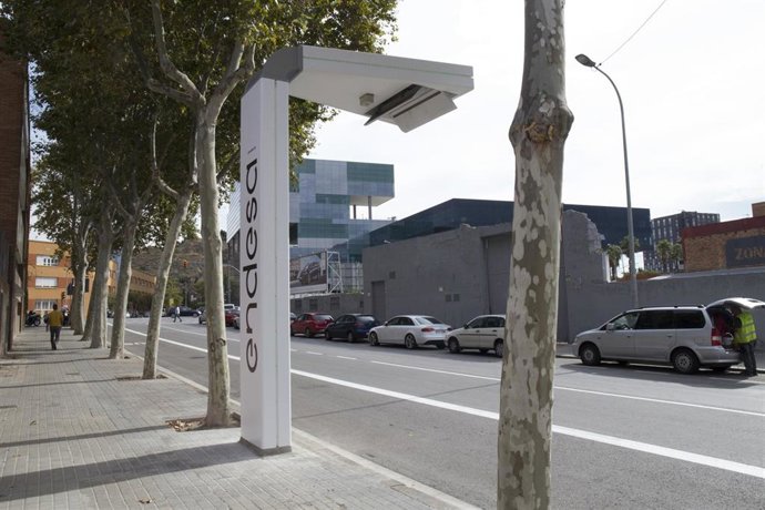 Equipo De Recarga Mediante Pantógrafo Instalado Por Endesa En Barcelona