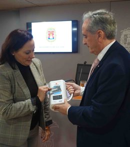 La concejala de Igualdad, Maria Conejero, hace un donativo con una de las huchas digitales del Día de la Banderita.