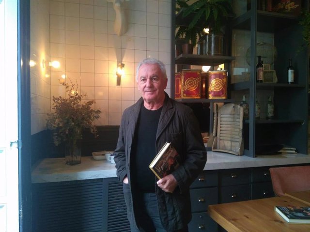 El cantante asturiano Víctor Manuel durante la presetación de su nuevo libro de cocina 'El gusto es mío'.