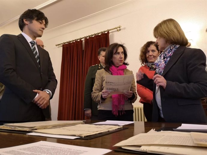 Margarita Robles, en el centro de la imagen, durante su visita al Archivo General Militar.