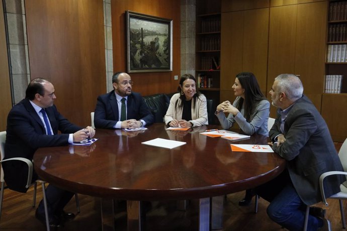 Reunió PP-Cs al Parlament amb Lorena Roldán, Carlos Carrizosa, Marina Bravo (Cs), Alejandro Fernández i Daniel Serrano (PP).