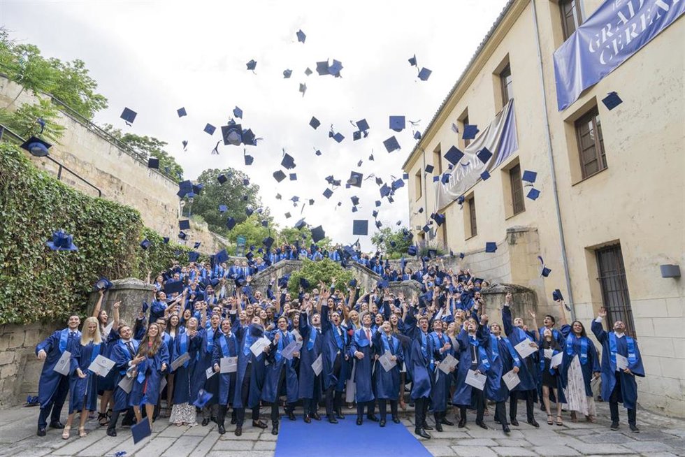 Estudiantes de la IE University durante la fiesta de graduación en Segovia.