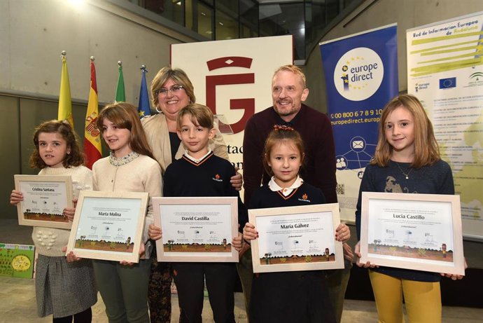 Imagen de la entrega de diplomas del concurso de dibujo 'Mi Primer Huerto Ecológico'
