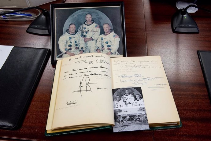 Firmas originales de Armstrong, Aldrin y Collins durante su estancia en Gran Canaria tras el alunizaje