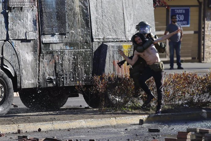 Un carabinero sujeta a un manifestante en el marco de la ola de protestas en Chile contra el Gobierno de Sebastián Piñera