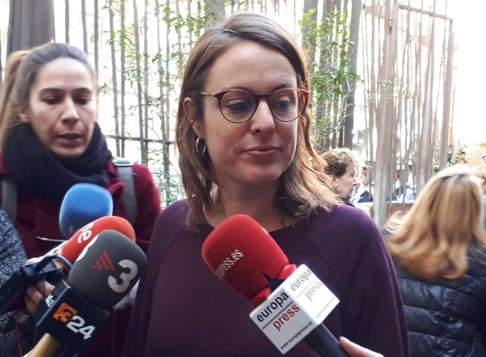 La cap de llista de la CUP al Congrés, Mireia Vehí, en declaracions als mitjans al Consell de Cent de Barcelona.