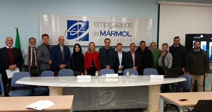 Foto de familia del encuentro de la Piedra Natural en la sede de AEMA, en Macael
