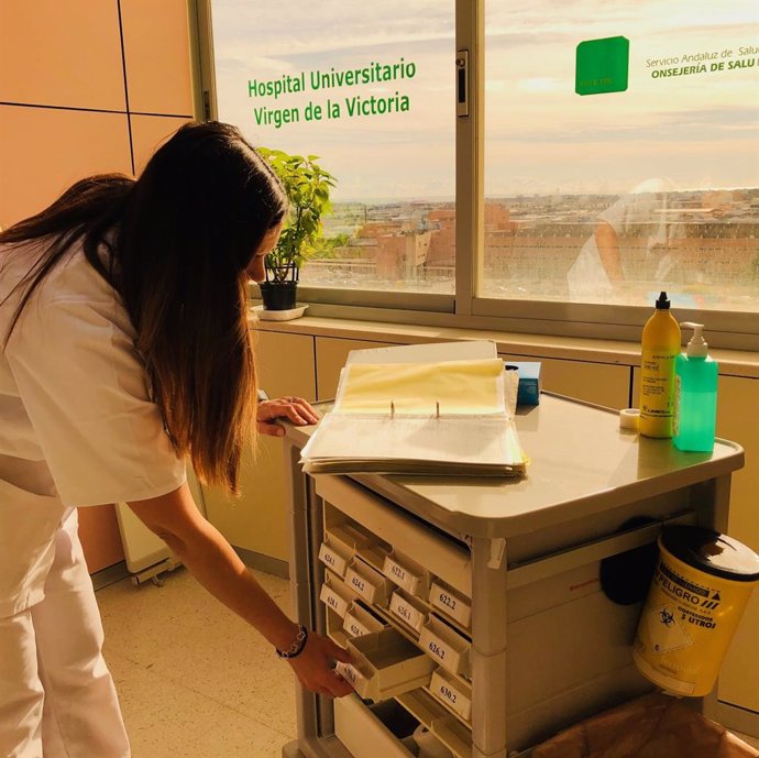 Una profesional sanitaria en el Hospital Clínico Virgen de la Victoria de Málaga suministra medicamentos
