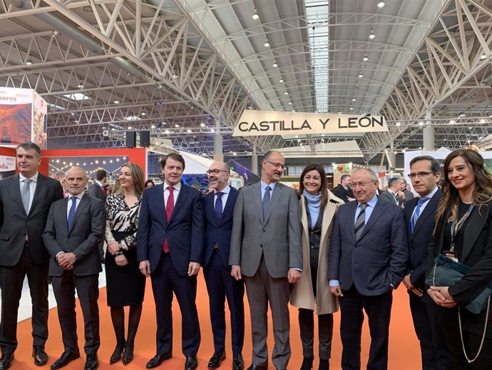 El presidente de la Junta de Castilla y León, Alfonso Fernández Mañueco, (cuarto por la izquierda) y diversas autoridades de Castilla y León inauguran Intur 2019.