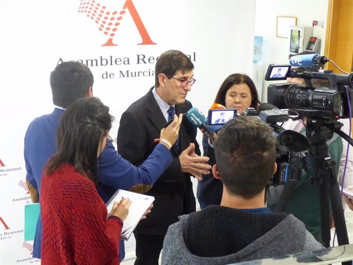 El consejero Manuel Villegas atendiendo a los medios en la Asamblea tras comparecer a petición propia en el Parlamento autonómico