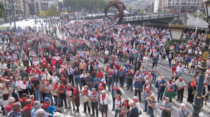 Concentración de pensionistas frente al Ayuntamiento de Bilbao