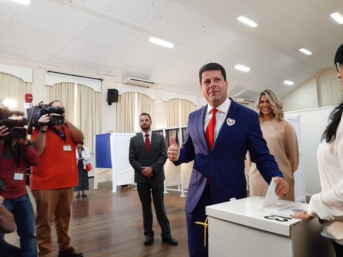 Fabian Picardo votan en las elecciones de Gibraltar 2019