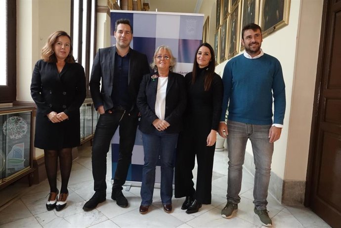 El Ayuntamiento De Málaga Informa: Málaga Suma Un Nuevo Espectáculo Navideño: Un Vídeomapping Proyectado Sobre La Muralla De La Alcazaba