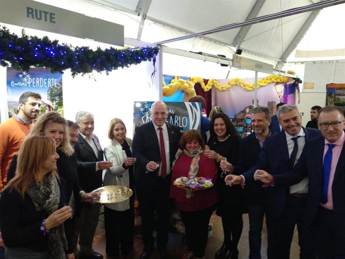 El presidente de la Diputación, Antonio Ruiz (centro), visita el estand de Rute en la Feria de los Municipios