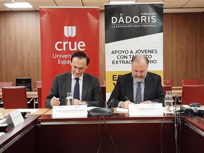El presidente de CRUE, José Carlos Gómez Villamandos, y el presidente de Fundación Dádoris, Pedro Alonso, en la firma del convenio.
