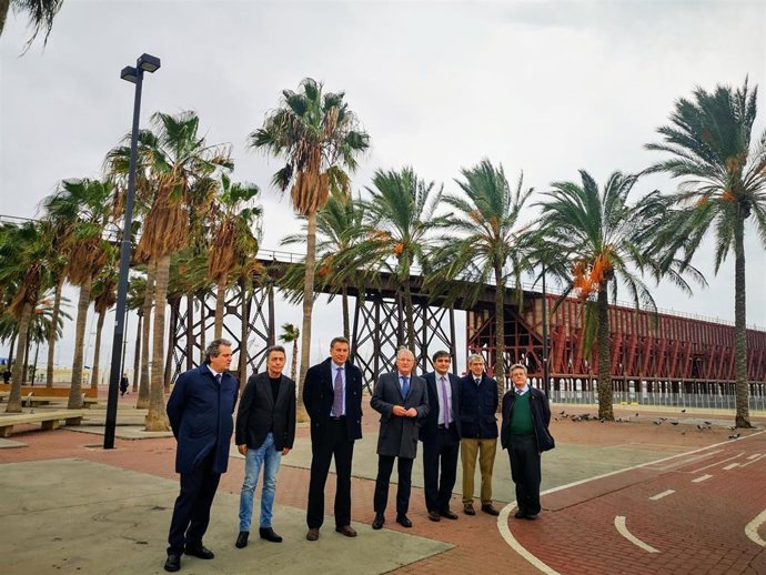 El presidente de la Autoridad Portuaria tras la firma del contrato junto al Cable Inglés