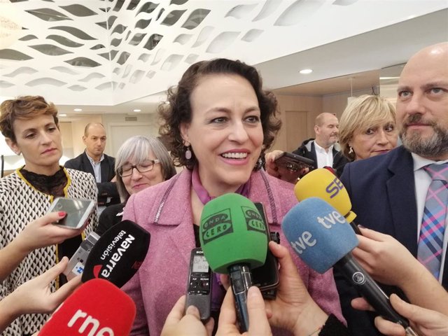 La ministra de Trabajo, Migraciones y Seguridad Social en funciones, Magdalena Valerio, atendiendo a los periodistas
