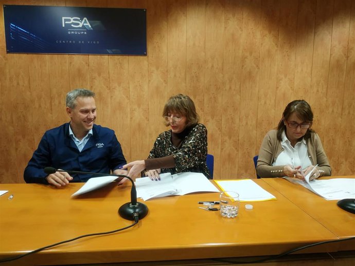 Ignacio Bueno, Lucía López e María Quintana durante a firma.